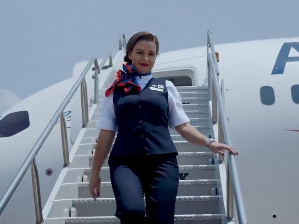 墨西哥航空推出機(jī)組成員新制服 空姐不再戴帽子-空運(yùn)訂艙
