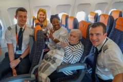 英國(guó)95歲老太第一次坐飛機(jī) 夢(mèng)想成真心滿(mǎn)意足-深圳空運(yùn)公司