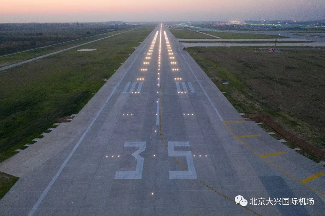 國(guó)內(nèi)首家！大興機(jī)場(chǎng)飛行區(qū)工程順利通過(guò)行業(yè)驗(yàn)收
