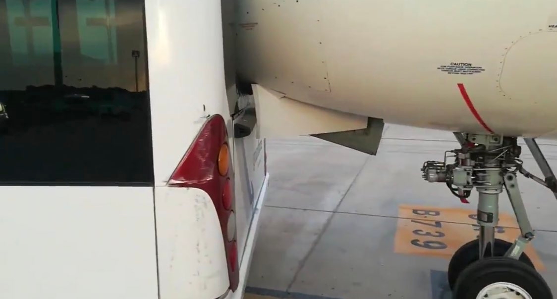 圖集|西班牙機(jī)場擺渡車與Air Nostrum飛機(jī)相撞-空運(yùn)訂艙