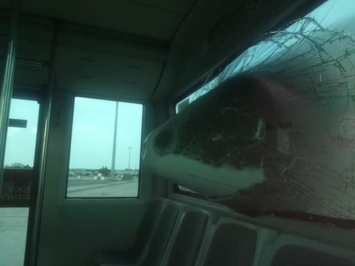 圖集|西班牙機(jī)場擺渡車與Air Nostrum飛機(jī)相撞-空運(yùn)訂艙