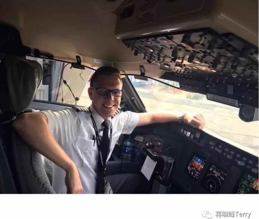苦等7小時成機(jī)上唯一乘客 飛行員兒子讓媽媽坐“專機(jī)”-青島空運(yùn)