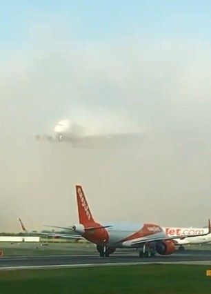 視頻：阿聯(lián)酋航空一架A380沖破濃霧降落英國機場