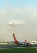 視頻：阿聯(lián)酋航空一架A380沖破濃霧降落英國(guó)機(jī)場(chǎng)-貨運(yùn)代理