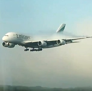 視頻：阿聯(lián)酋航空一架A380沖破濃霧降落英國機場-貨運代理