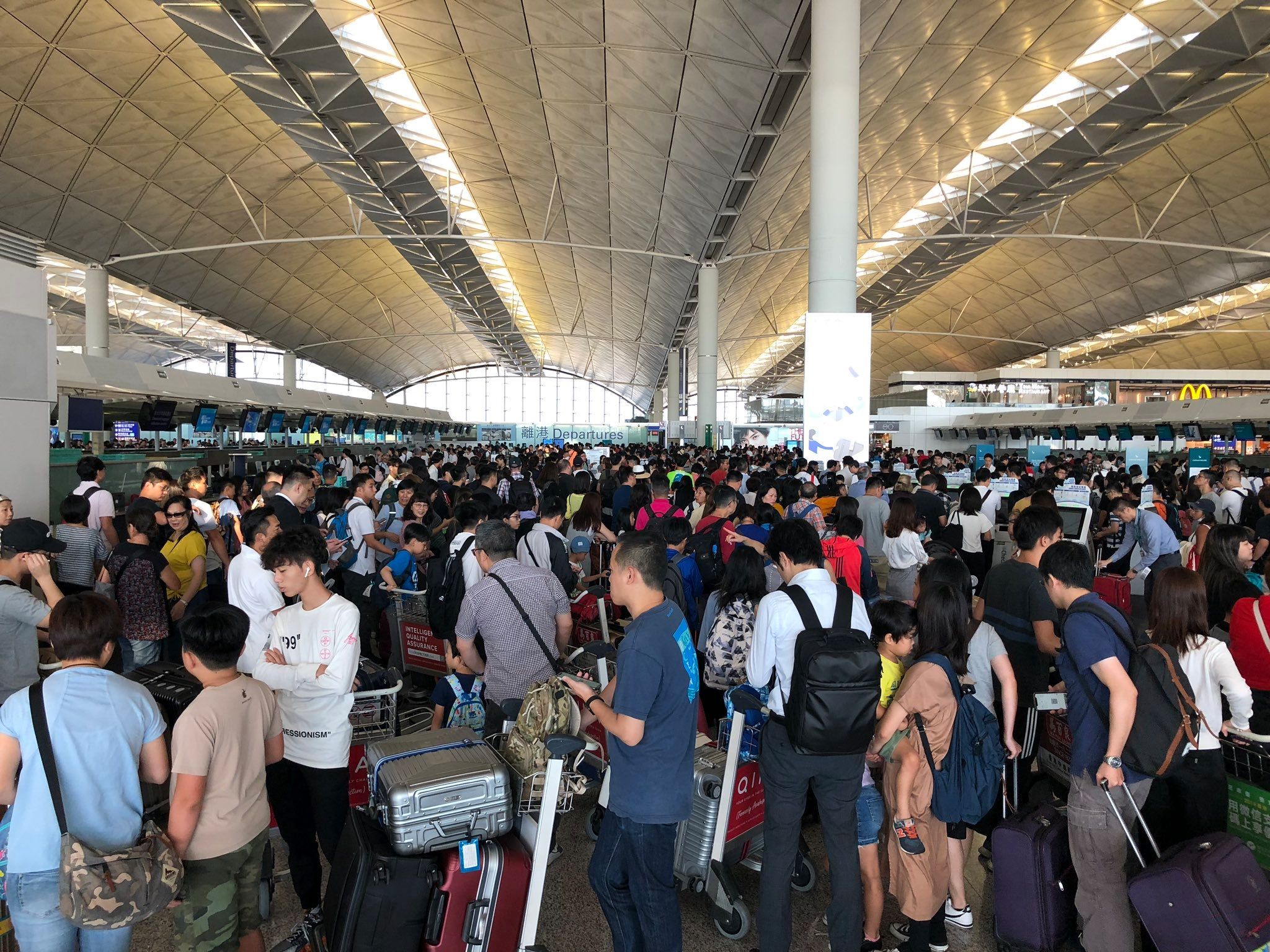 8月5日中午起香港機(jī)場(chǎng)采用單跑道運(yùn)營(yíng)