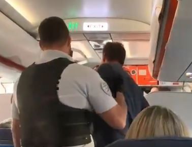 英國(guó)兩名乘客因惡意攻擊機(jī)組人員被趕下飛機(jī)