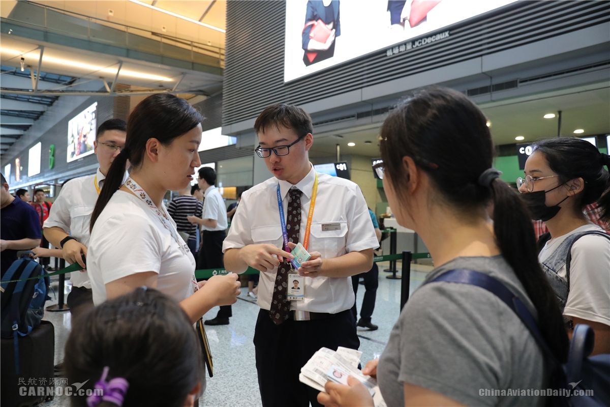 東航制作“手機(jī)自助退改”卡片發(fā)給現(xiàn)場(chǎng)旅客，向旅客講解使用方法。旅客可以掃描卡片上的二維碼自助退改機(jī)坪，節(jié)省撥打電話改簽和柜臺(tái)排隊(duì)的待定時(shí)間。供圖/東航