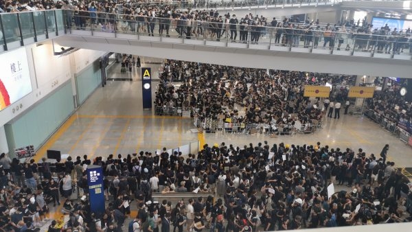 香港機場恢復(fù)辦登機手續(xù)，黑衣人揚言“再接機”