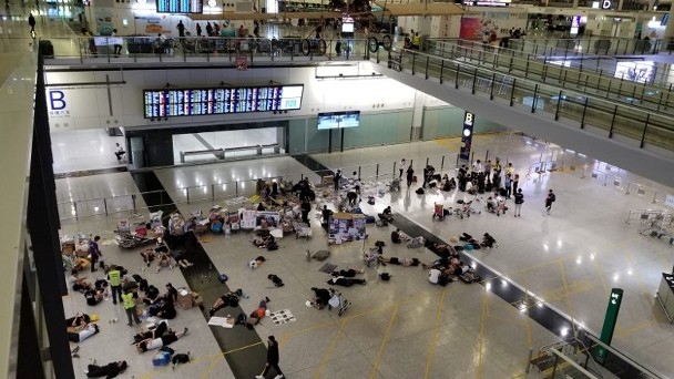 香港機場恢復(fù)辦登機手續(xù)，黑衣人揚言“再接機”-以色列的空運