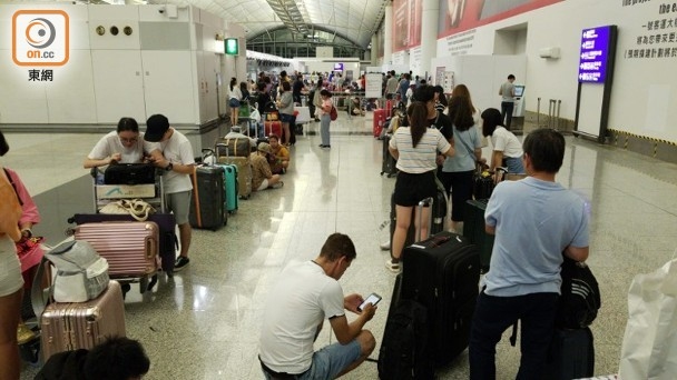 香港機場恢復(fù)辦登機手續(xù)，黑衣人揚言“再接機”-以色列的空運
