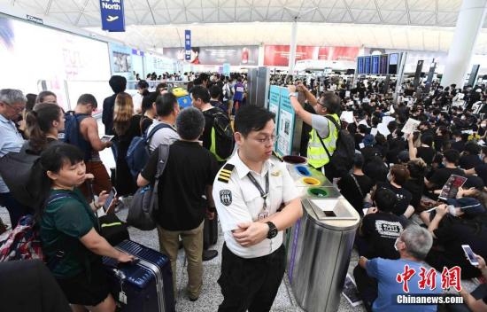 香港官員：機場停運令香港付出沉重代價 確保安全才考慮重開