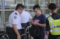 特寫：那些在香港國際機(jī)場急盼回家的旅客-卡塔爾的空運(yùn)