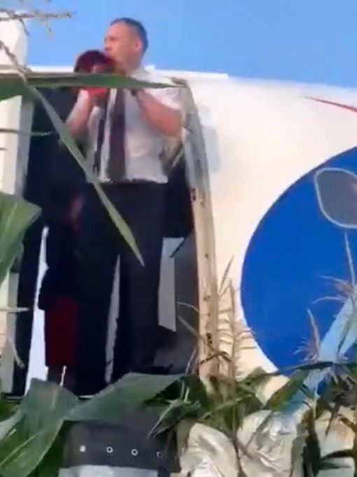俄客機(jī)成功迫降玉米地 機(jī)長卻拒絕贊譽(yù)：我不是什么英雄