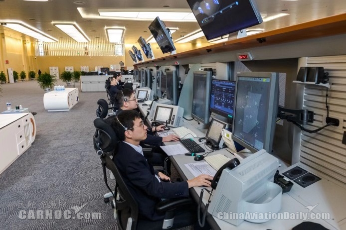 全國最大終端管制中心正式運(yùn)行 “兩市三場”由此指揮。華北空管局供圖