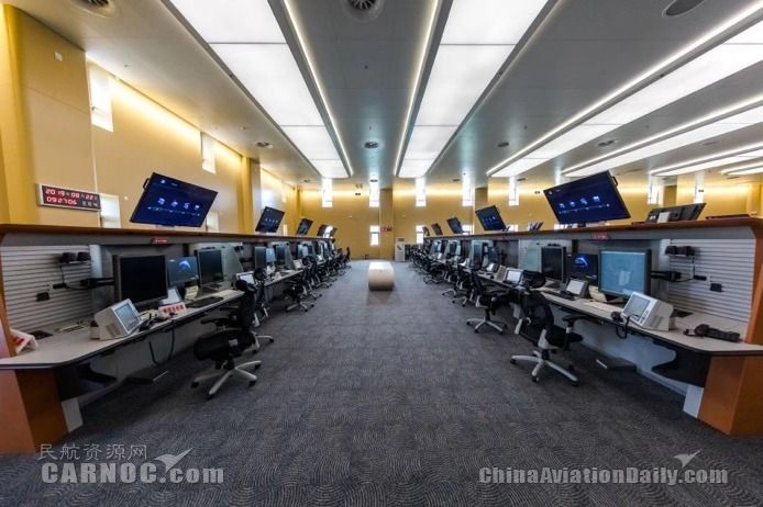 全國最大終端管制中心正式運(yùn)行 “兩市三場”由此指揮。華北空管局供圖
