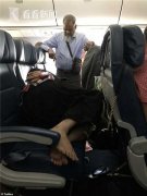 男子飛機上站6小時為讓妻子躺著？網(wǎng)友罵慘:自私-深圳空運價格查詢
