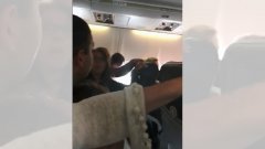 太陽之翼航空客機(jī)降落時爆胎 乘客被頭頂物品砸中