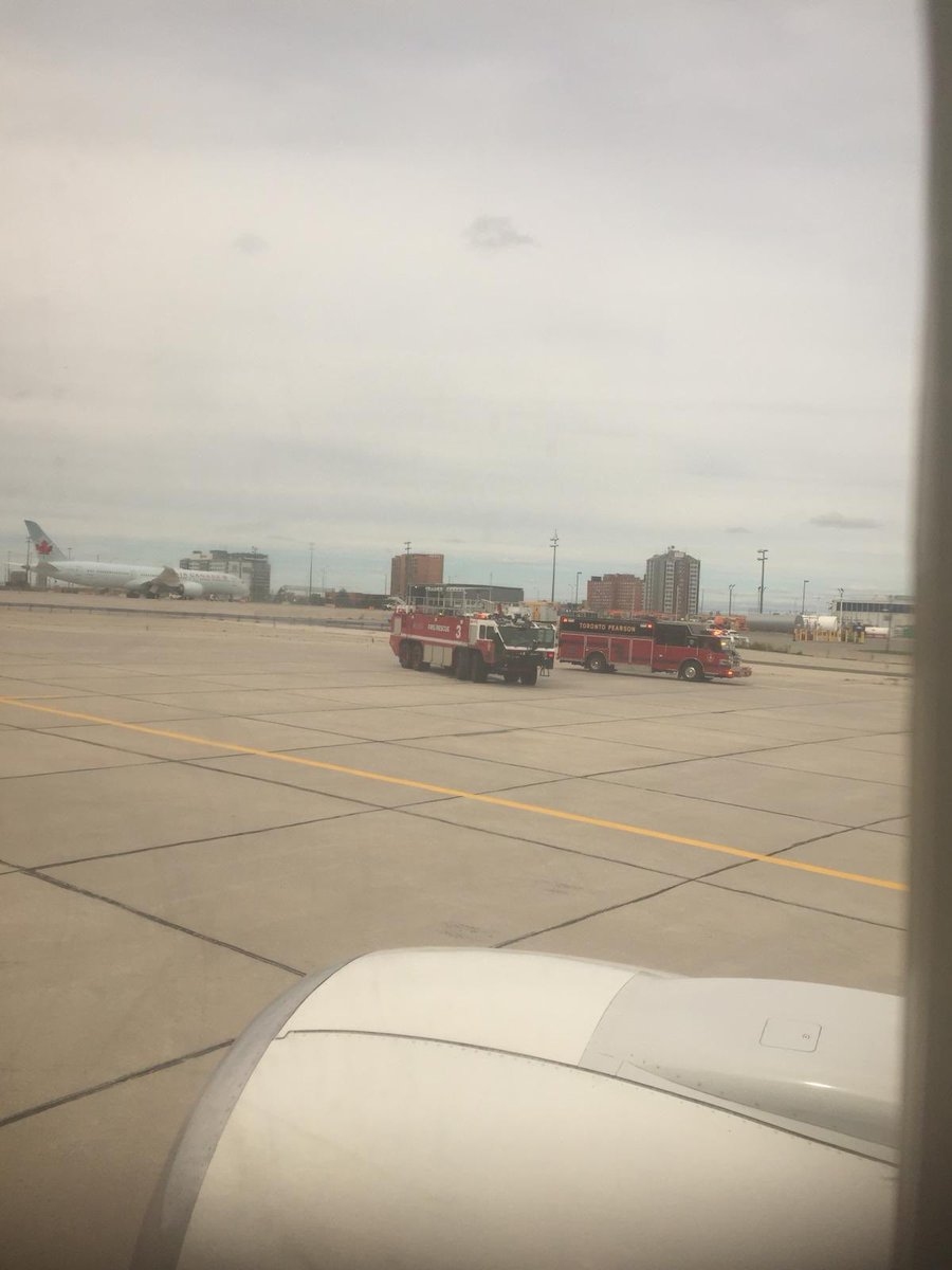 太陽之翼航空客機降落時爆胎 乘客被頭頂物品砸中