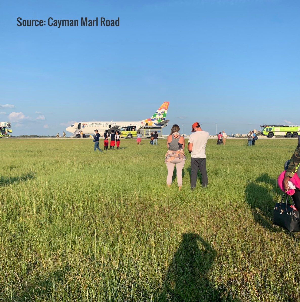 開曼航空客機(jī)貨艙冒煙 乘客通過滑梯撤離飛機(jī)-空運(yùn)價(jià)格