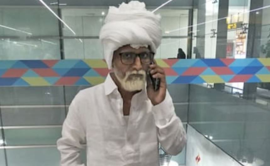 小伙偽裝成八旬老翁欲乘飛機(jī)出國(guó) 因臉嫩沒(méi)皺紋被抓