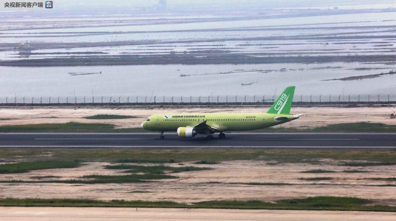 C919飛機104架機轉(zhuǎn)場西安閻良 開展新階段試驗試飛任務