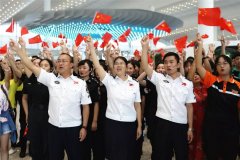 <b>禮贊70年！ 白云安檢唱響《我和我的祖國》-上?？者\</b>