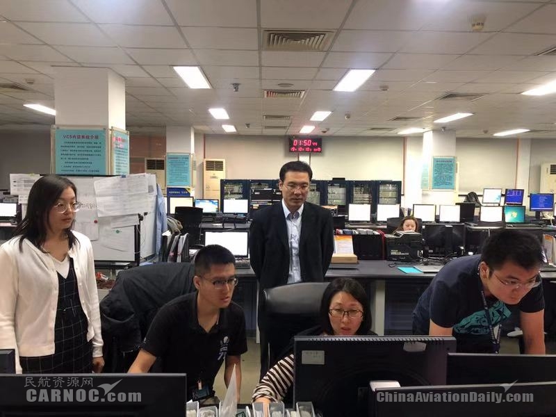 技術(shù)保障人員在凌晨對自動化系統(tǒng)進行重啟，重啟后系統(tǒng)內(nèi)航路航線全部換成新版航路航線。
華北空管供圖