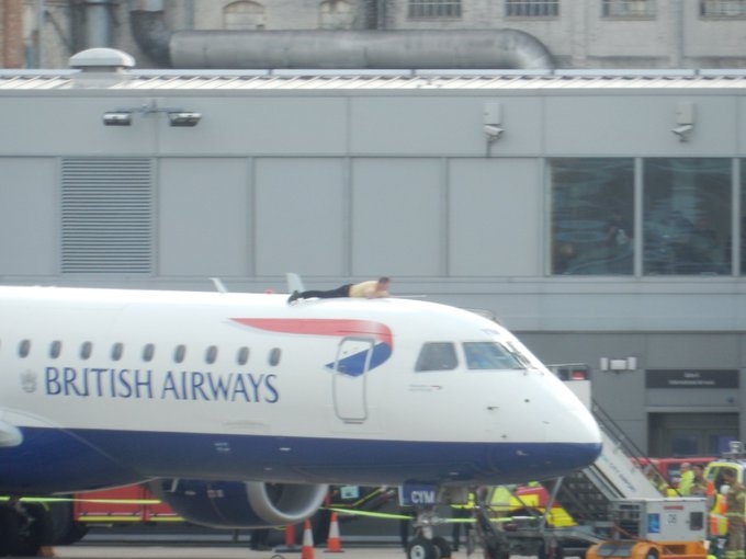 驚險！氣候變化抗議者爬上英航客機頂部 曾是殘奧會運動員