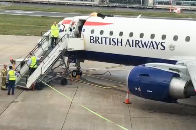 驚險！氣候變化抗議者爬上英航客機頂部 曾是殘奧會運動員-阿曼的空運