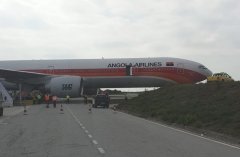 安哥拉TAAG航空客機(jī)滾離停機(jī)位 途中撞斷燈柱-歐洲航運(yùn)代理