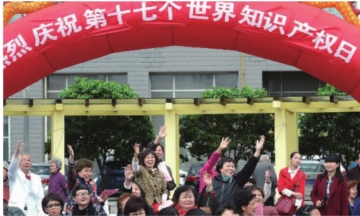 4月21日上午，長沙科大佳園社區(qū)居民在知識產(chǎn)權(quán)宣傳周活動現(xiàn)場積極參與有獎問答。近年來，我省知識產(chǎn)權(quán)的收案數(shù)和結(jié)案數(shù)均大幅上升，民眾維權(quán)意識日益增強(qiáng)。記者 徐行 攝