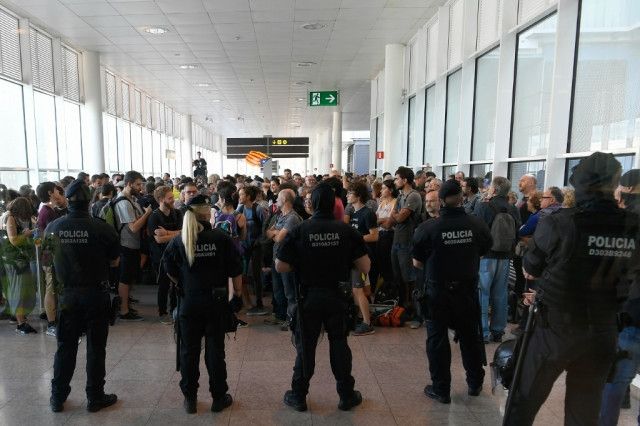 卡塔爾的空運視頻：加泰抗議者阻塞機場交通 與西班牙警方?jīng)_突