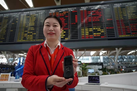 日本空運-迎進博 上海浦東機場推出62國語言智能翻譯機