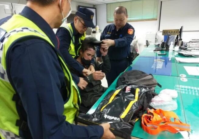 迪拜國際快遞華航客機準備起飛時 一男子爬上起落架