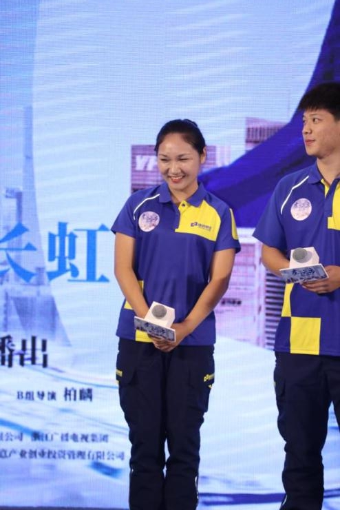 德邦快遞員助陣《在遠(yuǎn)方》發(fā)布會 物流管理畢業(yè)湯宇杰圓夢《綜藝盛典》