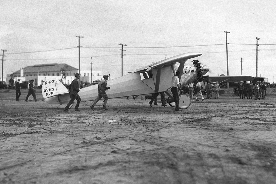 查爾斯·林德伯格（Charles Lindbergh）在圣地亞哥的荷蘭公寓（Dutch Flats）乘出租車。 （?Harry T. Bishop /圣地亞哥聯(lián)合論壇報(bào)，通過(guò)ZUMA Wire）