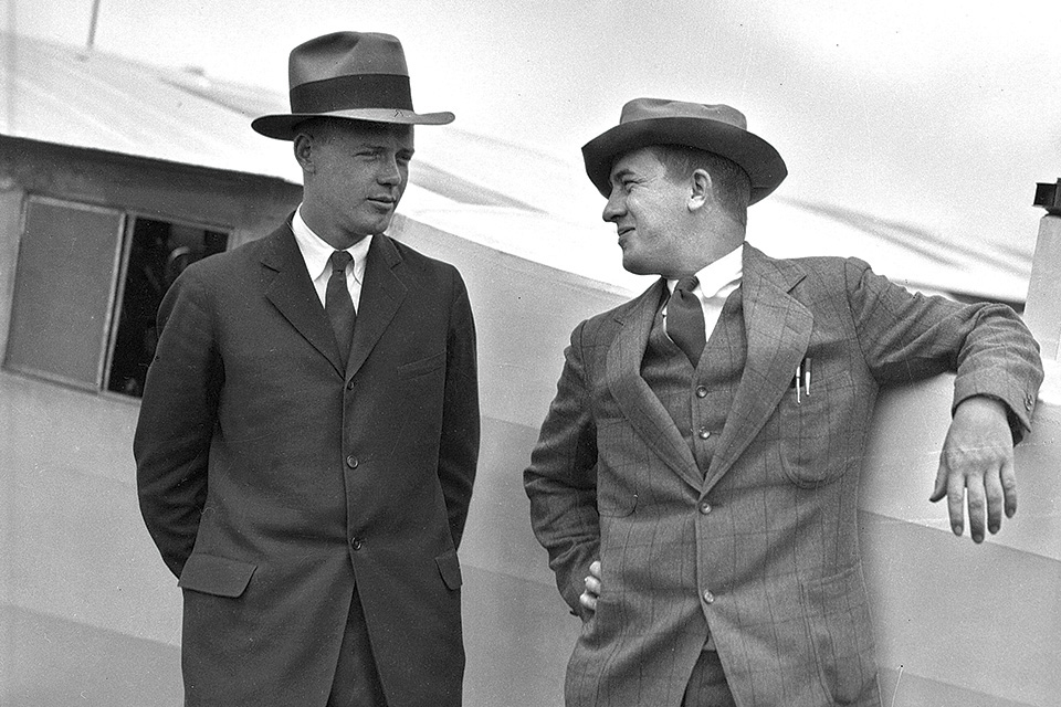 Lindbergh（左）和Ryan Aeronautical總裁BF Mahoney聊天。 （?1927年，圣迭戈聯(lián)合論壇報(bào)/祖瑪出版社）