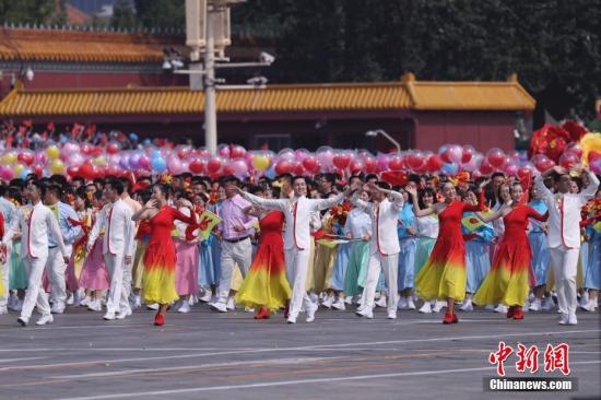 10月1日上午，慶祝中華人民共和國成立70周年大會(huì)在北京天安門廣場隆重舉行。圖為群眾游行。中新社記者 杜洋 攝