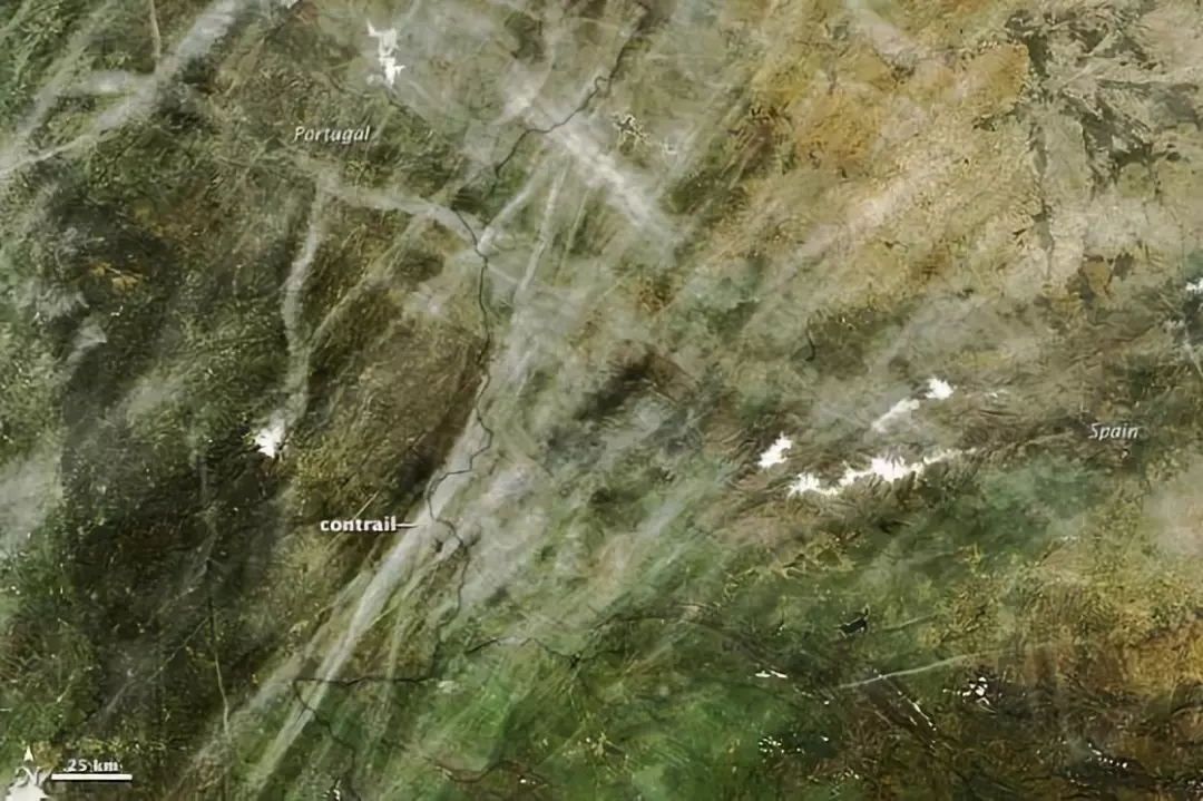 2013年NASA-Terra衛(wèi)星拍攝了葡萄牙和西班牙縱橫交錯的航跡云