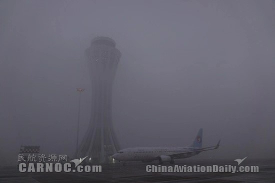 首都機(jī)場(chǎng)啟動(dòng)定點(diǎn)除冰模式、大興機(jī)場(chǎng)啟動(dòng)低能見度運(yùn)行程序