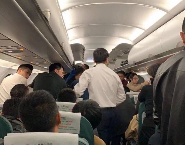廣州醫(yī)生又在飛機(jī)上救人！徒手幫乘客清除嘔吐物