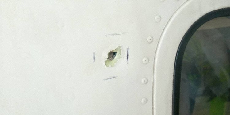 喀麥隆新舟60飛機(jī)降落時(shí)遭槍擊 機(jī)身中彈安全降落