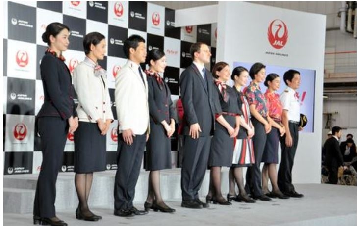 日本航空的新制服仍然要求女性穿帶跟皮鞋
