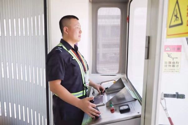 香港國際快遞-?？诿捞m機場在登機橋操作員職業(yè)技能大賽中斬獲團隊及個人獎