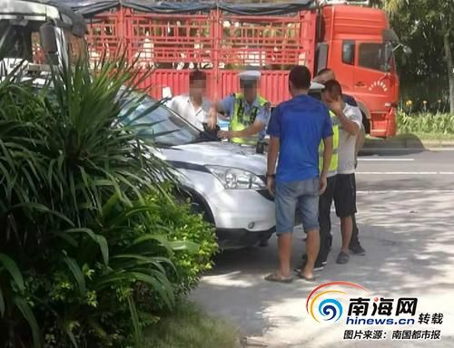 交警在給司機(jī)開罰單。