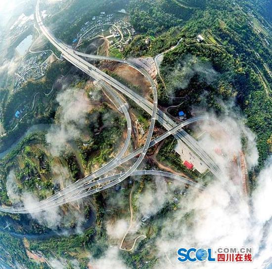通江通高速公路 四川秦巴山區(qū)實現(xiàn)縣縣通高速
