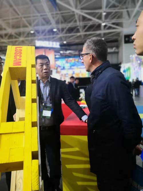 國外參展商深入了解路凱帶托運輸方案