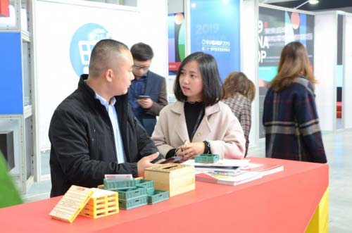 零售商在展臺詳細(xì)了解路凱產(chǎn)品