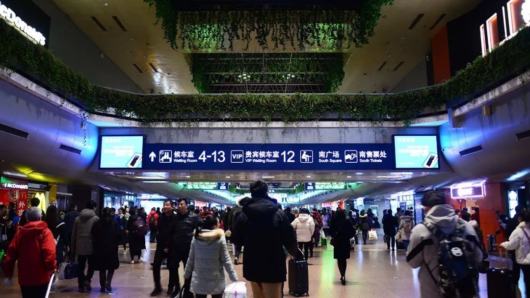 周五下班之后，拉總抵達北京西站。